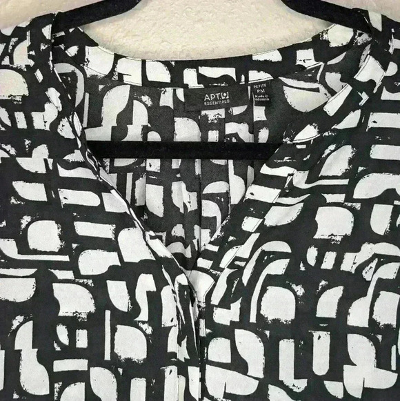 Apt 9 petite medium Poly black & white geometric hidden button business blouse - Picture 2 of 10